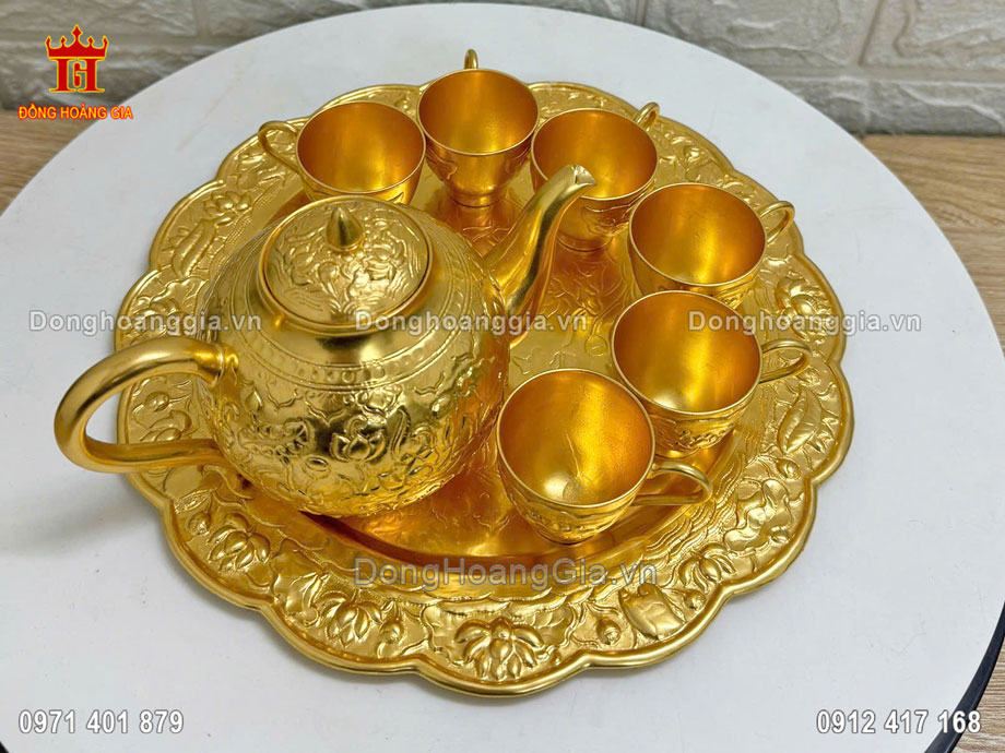 Nguyên liệu chế tác bộ ấm chén mạ vàng là đồng và vàng loại I